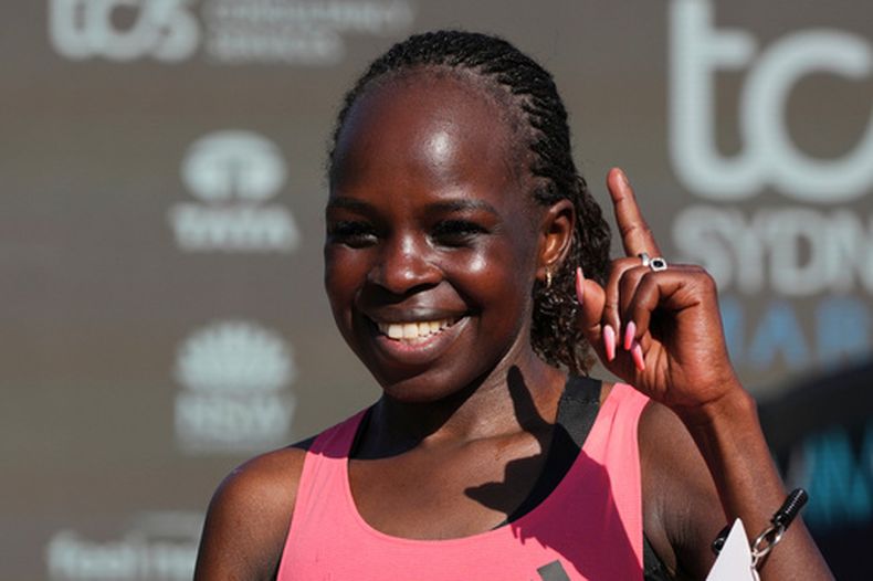 ARCHIVO - Peres Jepchirchir tras ganar el maratón de Sydney, el domingo 30 de agosto de 2026. (AP Foto/Mark Baker)