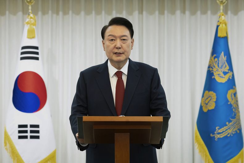 En esta imagen de archivo, distribuida por la oficina presidencial de Corea del Sur a través de Yonhap, el presidente del país, Yoon Suk Yeol, habla desde su residencia oficial, en Seúl, Corea del Sur, el 14 de diciembre de 2024. (Oficina de la Presidencia de Corea del Sur/Yonhap vía AP, archivo)