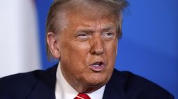 El presidente estadounidense Donald Trump habla en una reunión con el primer ministro holandés Dick Schoof, en el margen de la cumbre de la OTAN el miércoles 25 de junio de 2025, en La Haya, Holanda. (AP Foto/Alex Brandon)