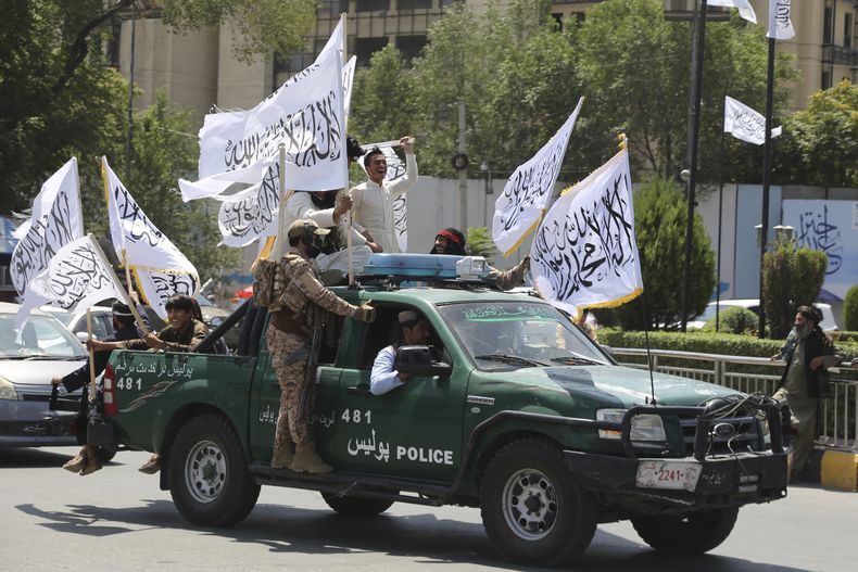 Combatientes del Talibán celebran el tercer aniversario del retiro de los soldados estadounidenses de Afganistán, en Kabul, Afganistán, el miércoles 14 de agosto de 2024. (AP Foto/Siddiqullah Alizai)