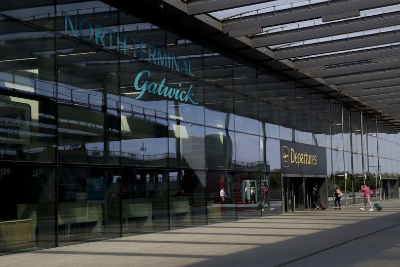 ARCHIVO - Pasajeros se dirigen a la entrada de vuelos de salida en la Terminal Norte del Aeropuerto Gatwick, cerca de Crawley, al sur de Londres, el miércoles 22 de julio de 2020. (AP Foto/Matt Dunham, archivo)