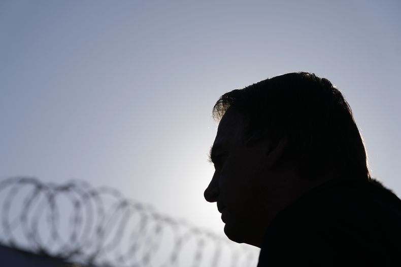 ARCHIVO - El expresidente brasileño Jair Bolsonaro habla con la prensa a su llegada al aeropuerto, el 29 de junio de 2023, en Brasilia, Brasil. (AP Foto/Eraldo Peres, archivo)