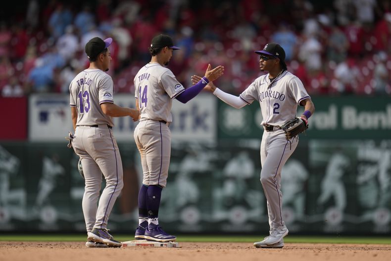 Alan Trejo (13), Ezequiel Tovar (14) y Greg Jones (2) de los Rockies de Colorado celebran una victoria 6-5 sobre los Cardenales de San Luis el sábado 8 de junio de 2024 en San Luis. (AP Foto/Jeff Roberson)