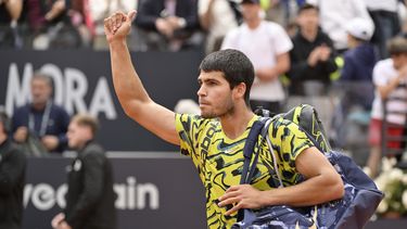 Carlos Alcaraz saluda al público tras caer ante Fabian Marozsan en el Abierto de Italia, el lunes 15 de mayo de 2023, en Roma. (Fabrizio Corradetti vía LaPresse)