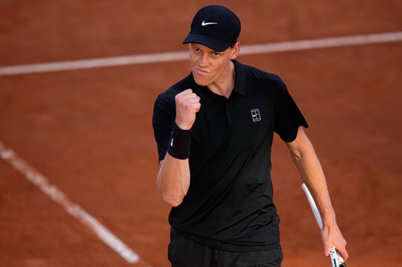 El italiano Jannik Sinner celebra tras ganar un punto contra el noruego Casper Ruud durante el partido final del torneo de tenis del Abierto de Italia, en Roma, el domingo 17 de mayo de 2026. (Foto AP/Alessandra Tarantino)