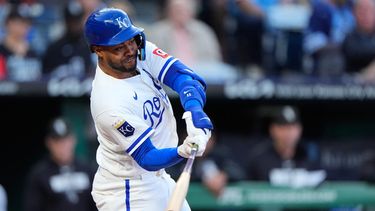 El venezolano de los Reales de Kansas City Maikel Garcia batea un sencillo de dos carreras en la primera entrada ante los Medias Blancas de Chicago el miércoles 23 de septiembre del 2026. (AP Foto/Charlie Riedel)