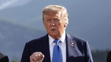El presidente de Estados Unidos, Donald Trump, hace gestos mientras asiste a una sesión de foto familiar durante la cumbre del G7 en Kananaskis, Alberta, el lunes 16 de junio de 2025. (Suzanne Plunkett/Pool Foto via AP)