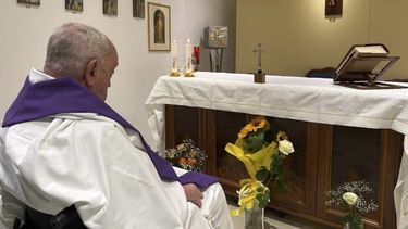 Esta imagen publicada por la Oficina de Prensa del Vaticano muestra al papa Francisco concelebrando una misa en su capilla privada en la Policlínica Agostino Gemelli en Roma, el 16 de marzo de 2025. (Oficina de Prensa del Vaticano, Via AP )