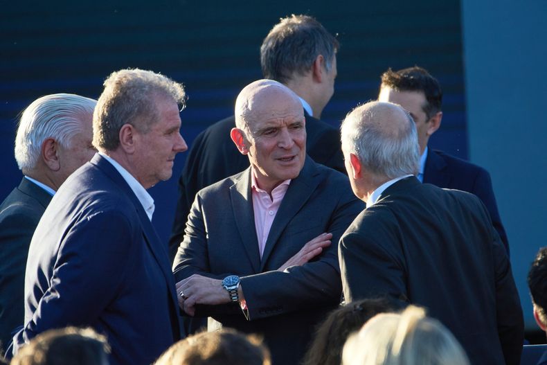 El diputado José Luis Espert, al centro, quien mantuvo vínculos con un empresario pedido por la justicia de Estados Unidos por presunto narcotráfico, asiste a un evento del presidente argentino Javier Milei en el complejo penitenciario de Ezeiza, el jueves 2 de octubre de 2025, en Ezeiza, Argentina. (AP Foto/Rodrigo Abd)