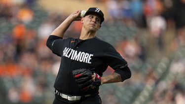 El abridor Tyler Wells, de los Orioles de Baltimore, hace un lanzamiento en el juego del lunes 4 de enero de 2021, ante los Reales de Kansas City (AP Foto/Julio Cortez)