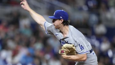 Ryan Pepiot de los Dodgers de Los Ángeles lanza durante la tercera entrada del juego de las Grandes Ligas contra los Marlins de Miami, el jueves 7 de septiembre de 2023, en Miami. (AP Foto/Wilfredo Lee)