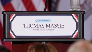 Un vaso vacío se ve después de que el representante Thomas Massie, republicano de Kentucky, hablara durante una fiesta electoral tras perder la candidatura republicana, en el Marriott Cincinnati Airport, el martes 19 de mayo de 2026, en Hebron, Kentucky. (AP Foto/Carolyn Kaster)