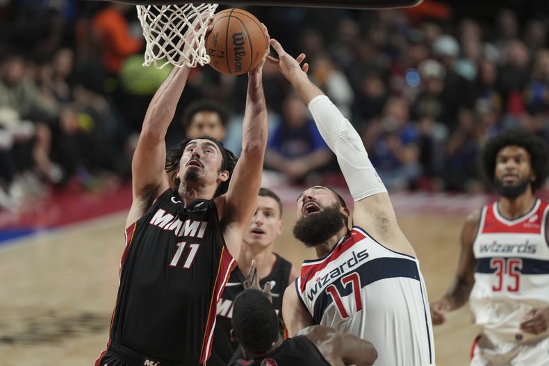 El mexicoestadounidense Jaime Jáquez Jr., del Heat de Miami, disputa un balón con el lituano Jonas Valanciunas, de los Wizards de Washington, el sábado 2 de noviembre de 2024 (AP Foto/Fernando Llano)