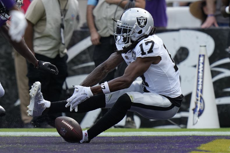 El wide receiver Davante Adams (17), de los Raiders de Las Vegas, falla una recepción en contra de los Ravens de Baltimore durante la segunda mitad del juego de la NFL, el domingo 15 de septiembre de 2024, en Baltimore. (AP Foto/Stephanie Scarbrough)