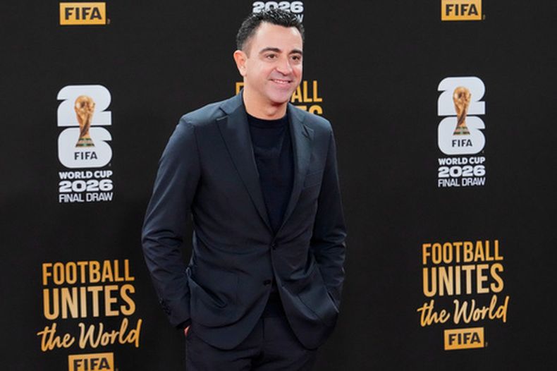 ARCHIVO - Xavi Hernández posa para una foto al llegar a la alfombra roja de una recepción de bienvenida previa al sorteo de la Copa del Mundo de fútbol de 2026 en el Centro Kennedy en Washington, el 4 de diciembre de 2025. (Foto AP/Chris Carlson, Archivo)