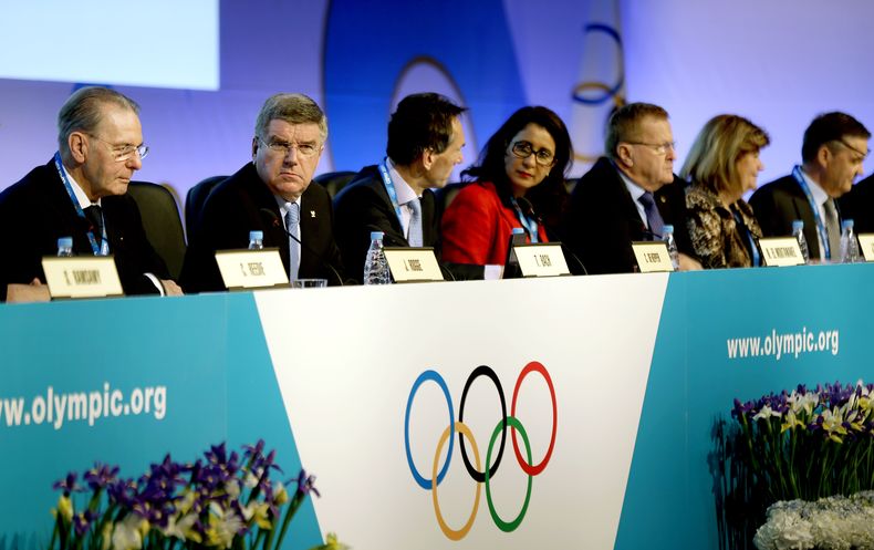 El presidente del COI, Thomas Bach, segundo desde la izquierda, inaugura la asamblea general del COI el mi&eacute;rcoles, 5 de febrero de 2014, en Sochi, Rusia. (AP Photo/David Goldman)