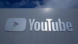 Un letrero de YouTube cerca de la sede de la compañía, el miércoles 12 de marzo de 2025, en San Bruno, California. (AP Foto/Jeff Chiu, Archivo)