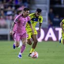 Lionel Messi del Inter Miami avanza con el balón en el partido contra Nashville SC por los octavos de final de la Copa de Campeones de la CONCACAF, el miércoles 13 de marzo de 2024, en Fort Lauderdale, Florida. (AP Foto/Michael Laughlin)