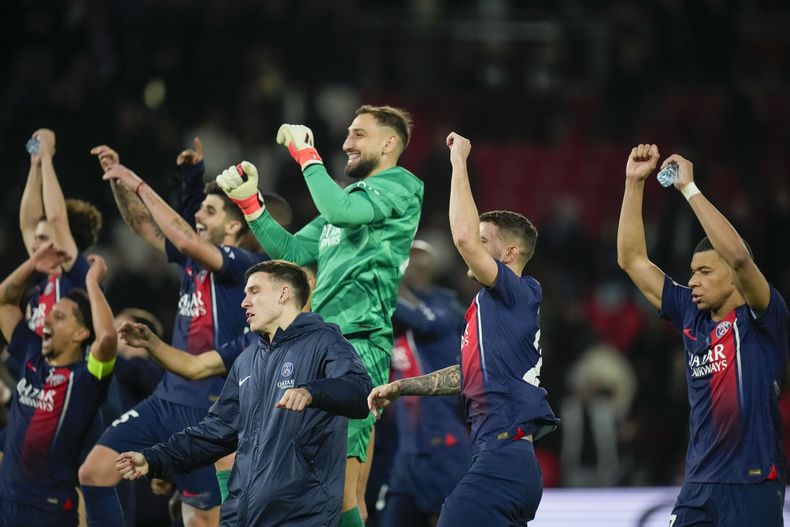 Kylian Mbappé del Paris Saint-Germain celebra con sus compañeros al final del encuentro de octavos de final de la Liga de Campeones ante la Real Sociedad el miércoles 14 de febrero del 2024. (AP Foto/Christophe Ena)