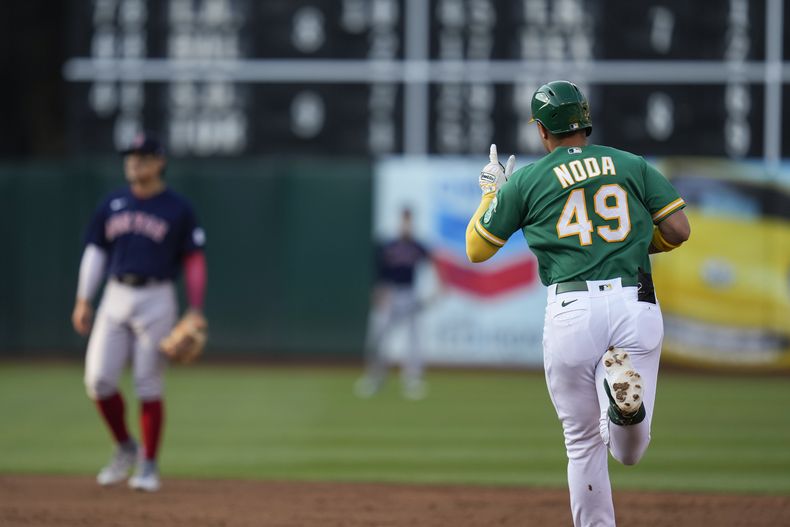 Ryan Noda, de los Atléticos de Oakland, recorre las bases luego de conectar un jonrón ante los Medias Rojas de Boston, el martes 18 de julio de 2023 (AP Foto/Godofredo A. Vásquez)