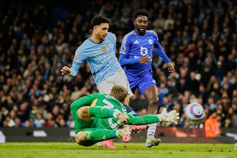 ARCHIVO - El arquero de Leicester Mads Hermansen no logra evitar el remate a gol de Omar Marmoush en el partido de la Liga Premier, el 2 de abril de 2025. (AP Foto/Dave Thompson)