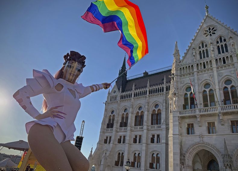 Una persona participa en una manifestación de orgullo gay frente a la sede del parlamento húngaro en Budapest el 14 de junio del 2021. (AP foto/Bela Szandelszky)