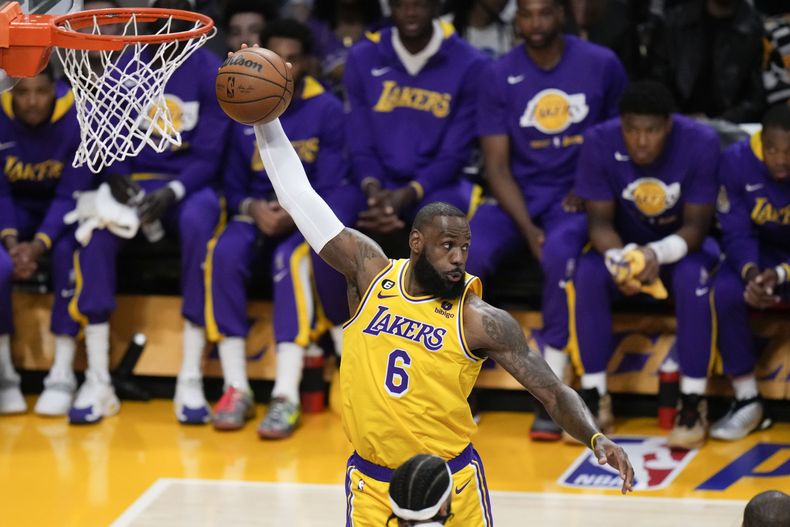 LeBron James de los Lakers de Los Ángeles toma un rebote en el juego 6 de la serie de primera ronda de la Conferencia Oeste ante los Grizzlies de Memphis el 28 de abril del 2023. (AP Foto/Jae C. Hong)