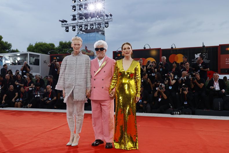 Tilda Swinton, izquierda, el director Pedro Almodóvar y Julianne Moore posan a su llegada para el estreno de la película The Room Next Door durante la 81ª edición del Festival de Cine de Venecia en Venecia, Italia, el lunes 2 de septiembre de 2024. (Foto Joel C Ryan/Invision/AP)