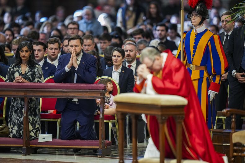 El vicepresidente de Estados Unidos, JD Vance; su esposa, Usha Vance (izquierda), y su hija Mirabel, asisten a la misa de Viernes Santo oficiada por el cardenal Claudio Gugerotti (derecha), en la Basílica de San Pedro del Vaticano, el 18 de abril de 2025. (AP Foto/Alessandra Tarantino)