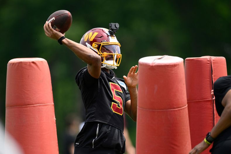 Jayden Daniels, quarterback de los Commanders de Washington, trabaja durante un entrenamiento del equipo de la NFL, el martes 9 de junio de 2026, en Ashburn, Virginia. (AP Foto/Nick Wass)