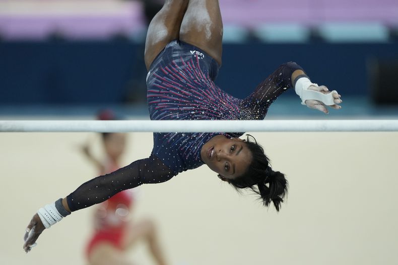 La estadounidense Simone Biles entrena las barras asimétricas durante una sesión de práctica en la Bercy Arena antes de los Juegos Olímpicos de París 2024 el jueves 25 de julio del 2024. (AP Foto/Charlie Riedel)