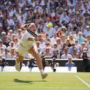 Karolina Muchova, de la República Checa, devuelve la pelota a Coco Gauff, de los Estados Unidos, quien celebra un punto en su contra en su partido de semifinales de individuales femeninos en el Campeonato de Tenis de Wimbledon, en Londres, el jueves 9 de julio de 2026. (Foto AP/Kin Cheung)