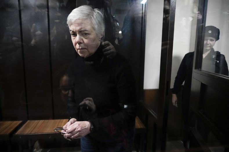 La pediatra Nadezhda Buyanova, acusada de difundir información falsa sobre el ejército, asiste a una audiencia en el Tribunal de Distrito de Tushinsky en Moscú, Rusia, el martes 12 de noviembre de 2024. (AP Foto/Pavel Bednyakov)