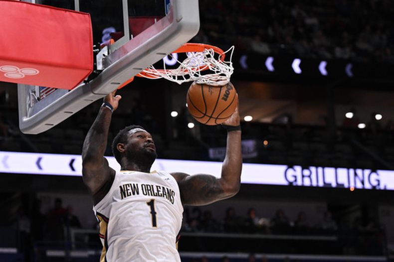 Zion Williamson, de los Pelicans de Nueva Orleans, retaca el balón durante la primera mitad del juego de baloncesto de la NBA en contra de los Mavericks de Dallas, el lunes 16 de marzo de 2026, en Nueva Orleans. (AP Foto/Ella Hall)