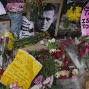 Flores y fotos colocadas frente a la embajada rusa en Londres por la muerte del destacado opositor ruso, Alexei Navalny, el lunes 19 de febrero de 2024. (AP Foto/Kin Cheung, Archivo)