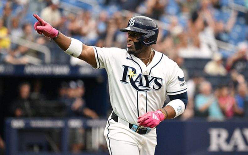 El cubano Yandy Díaz de los Rays de Tampa Bay celebra mientras recorre las bases tras su jonrón de dos carreras durante la tercera entrada de un partido de béisbol contra los Mellizos de Minnesota, el domingo 26 de abril de 2026, en St. Petersburg, Florida. (AP Foto/Jason Behnken)