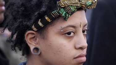 americateve | Chiara de Blasio sale de una casilla electoral tras votar a favor de su padre, el ahora alcalde electo Bill de Blasio, el 5 de noviembre del 2013. (Foto AP/Mark Lennihan)