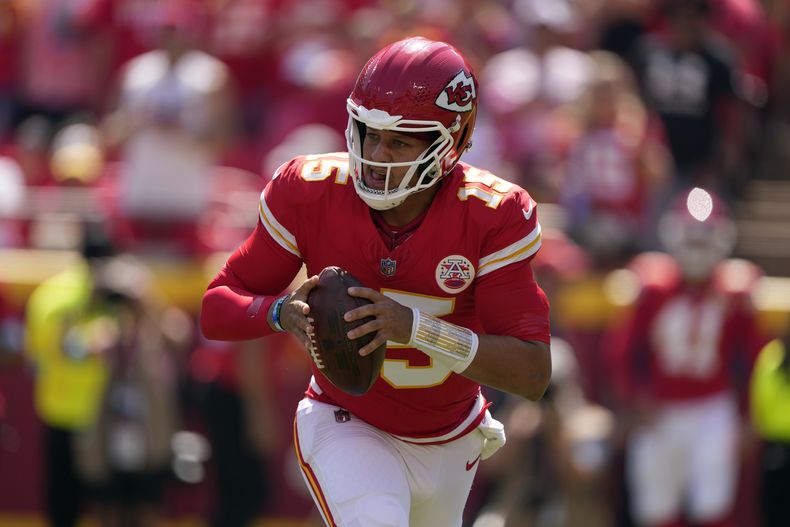 Patrick Mahomes, quarterback de los Chiefs de Kansas City, retrocede para lanzar un pase ante los Lions de Detroit en el partido de pretemporada del sábado 17 de agosto de 2024, ante los Lions de Detroit (AP Foto/Charlie Riedel)
