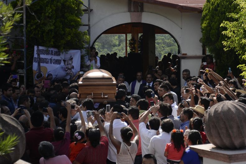 ESP-MUS_JOAN_SEBASTIAN-FUNERAL-1.jpg