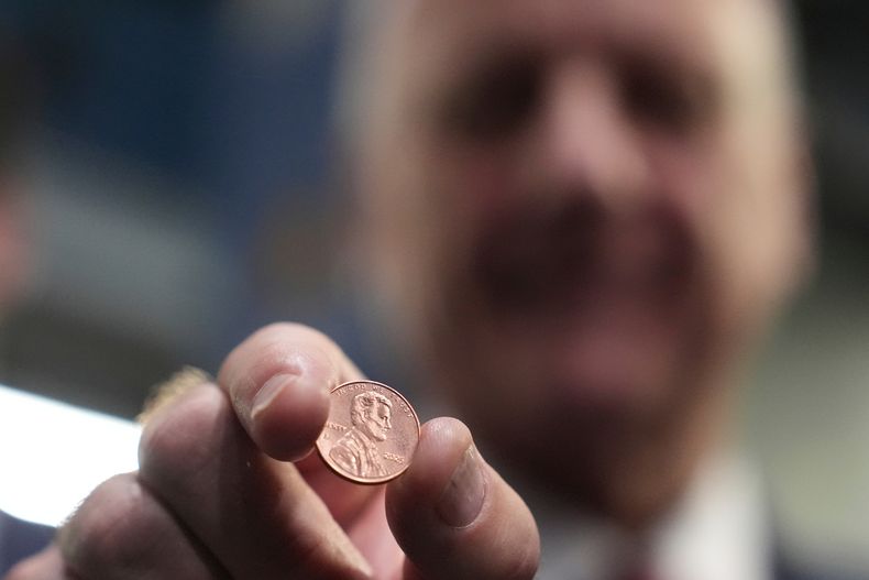 El tesorero de Estados Unidos Brandon Beach sostiene una de las últimas monedas de un centavo acuñadas en la Casa de la Moneda del país, en Filadelfia, el miércoles 12 de noviembre de 2025. (AP Foto/Matt Slocum)