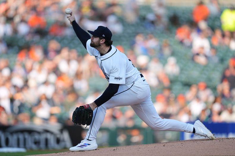 Casey Mize, lanzador de los Tigres de Detroit, trabaja en la primera entrada del juego de béisbol de Grandes Ligas contra los Cerveceros de Milwaukee, el miércoles 22 de abril de 2026, en Detroit. (AP Foto/Paul Sancya)