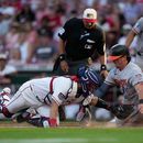 Adley Rutschman, derecha, de los Orioles de Baltimore, es puesto out por el receptor de los Rojos de Cincinnati, Jose Trevino, izquierda, durante la tercera entrada del juego de béisbol de Grandes Ligas, el sábado 4 de julio de 2026, en Cincinnati. (AP Foto/Carolyn Kaster)