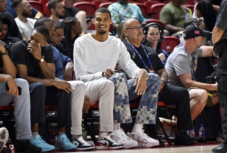 Victor Wembanyama de los Spurs de San Antonio observa un juego de la Liga de Verano entre los Spurs y 76ers de Filadelfia el jueves 10 de julio del 2025. (AP Foto/David Becker)