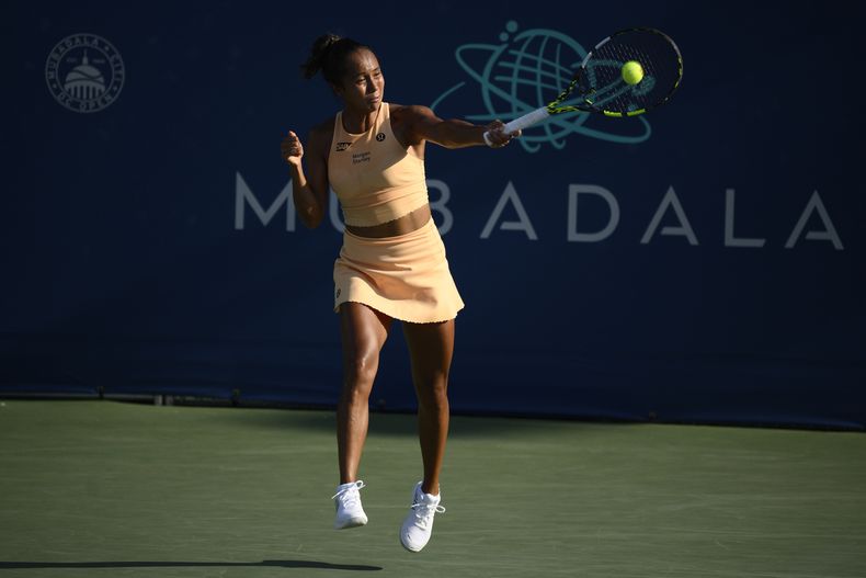 Leylah Fernández devuelve ante Jessica Pegula en el Abierto de Washington, el jueves 24 de julio de 2025. (AP Foto/Nick Wass)