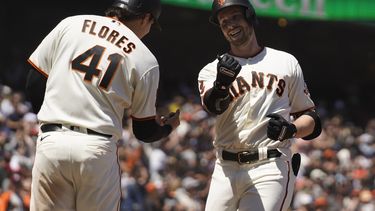 Austin Slater, a la derecha, es felicitado por su compañero de los Gigantes de San Francisco, el venezolano Wilmer Flores, después de conectar un jonrón de dos carreras en el quinto inning del partido ante los Rockies de Colorado, el sábado 8 de julio de 2023, en San Francisco. (AP Foto/Eric Risberg)