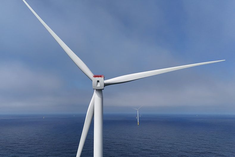 ARCHIVO – Turbinas en el parque eólico marino Sunrise Wind que se construye frente a la costa de Montauk Point, Nueva York, el 23 de abril de 2026. (AP Foto/Joshua A. Bickel, Archivo)