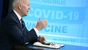 El presidente Joe Biden habla sobre la respuesta del gobierno al COVID-19, en el edificio de la Oficina Ejecutiva Eisenhower, en Washington, el 13 de enero de 2022. (Foto AP/Andrew Harnik, Archivo)