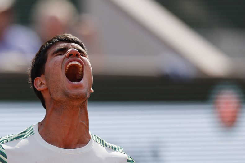 Carlos Alcaraz reacciona durante la semifinal contra Novak Djokovic en el Abierto de Francia, el viernes 9 de junio de 2023, en París. (AP Foto/Jean-Francois Badias)