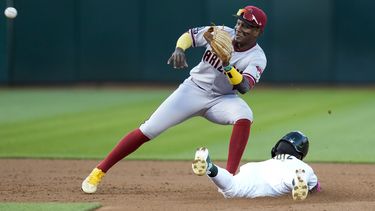El torpedero dominicano Geraldo Perdomo, de los Diamondbacks de Arizona, de pie, no recibe a tiempo la pelota, y su paisano Esteury Ruiz, de los Atléticos de Oakland, se roba la segunda base, en el tercer inning del partido en Oakland, California, el lunes 15 de mayo de 2023. (AP Foto/Godofredo A. Vásquez)