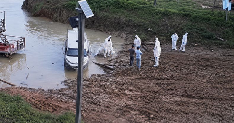 Investigadores esperan a que lleguen a la costa los cuerpos tras los enfrentamientos mortales entre dos facciones disidentes de las ahora extintas Fuerzas Armadas Revolucionarias de Colombia (FARC) en San José del Guaviare, Colombia, el viernes 29 de mayo de 2026. (Foto AP/Esteban Duque)